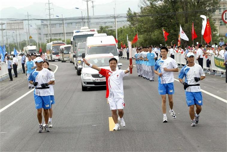 2008年集團董事長曹玉學(xué)當(dāng)選北京奧運會火炬手.JPG 2008年集團董事長曹玉學(xué)當(dāng)選北京奧運會火炬手.JPG